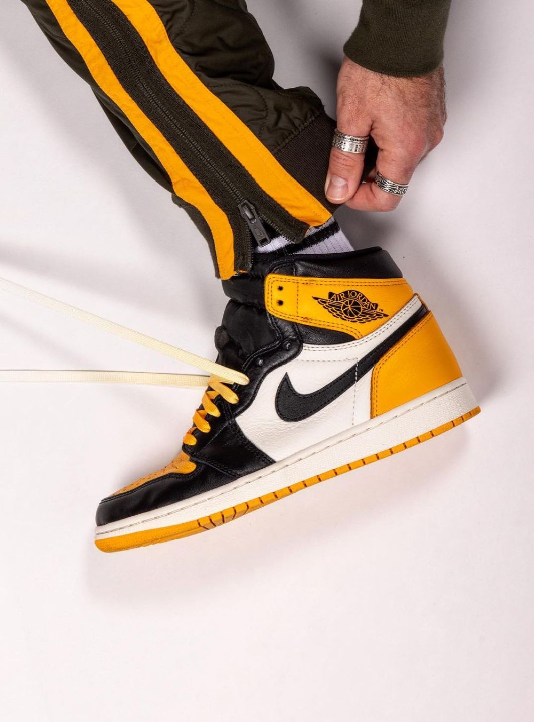 Air Jordan 1 Retro High OG Taxi 555088 711 ResellZone